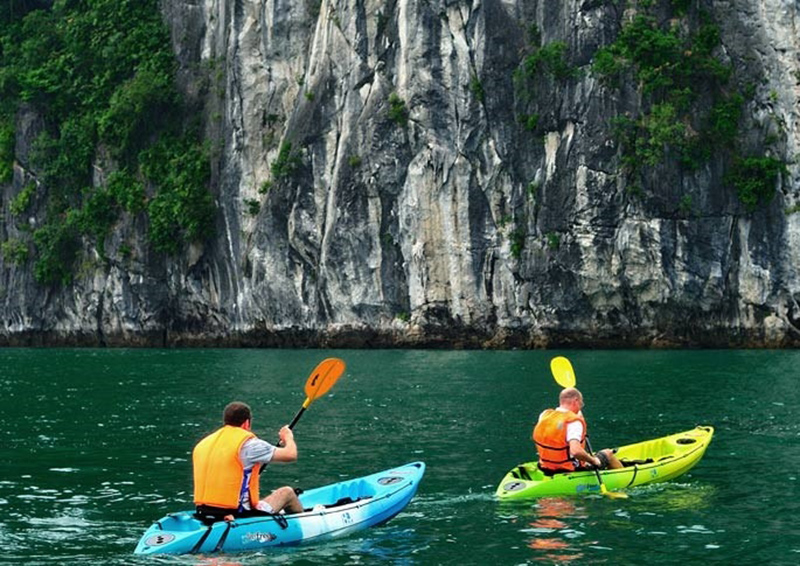 Chèo thuyền kayak hạ long 